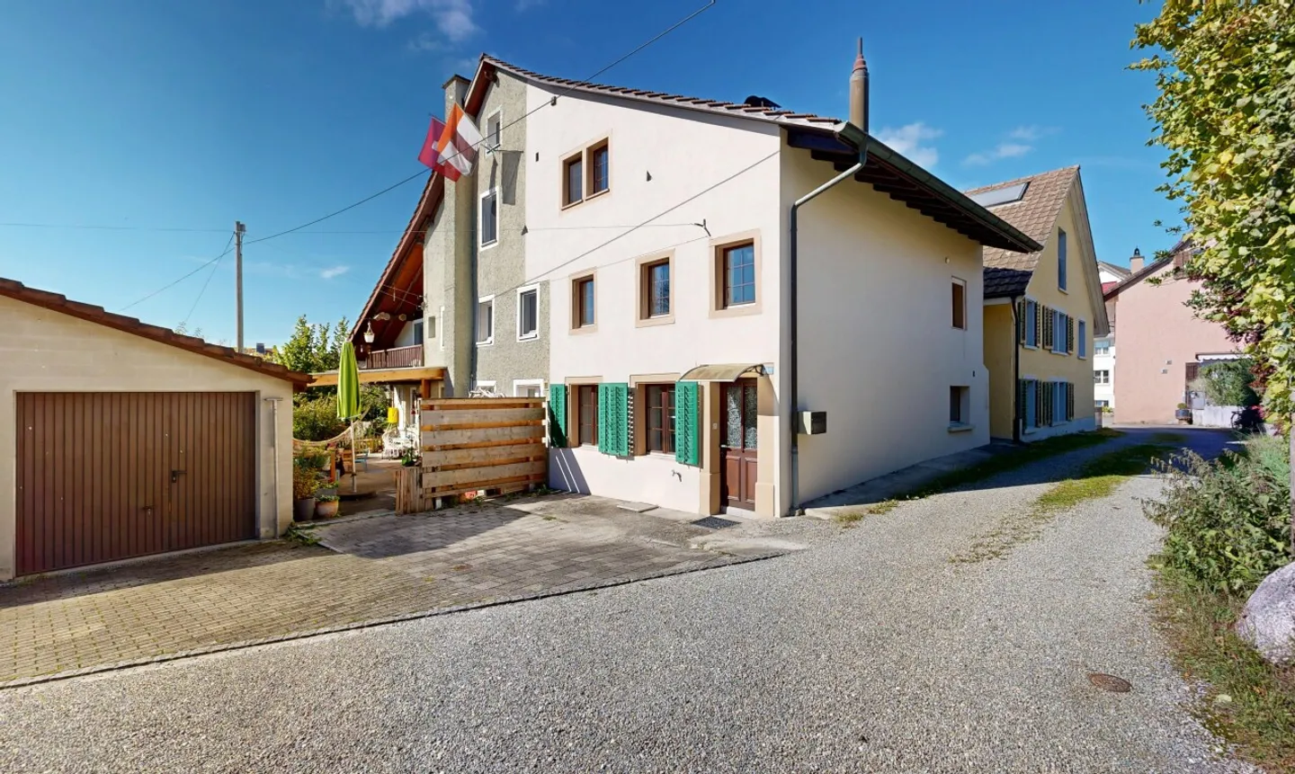 Incantevole casa con 4 camere e grande giardino separato - Foto 1 di 11