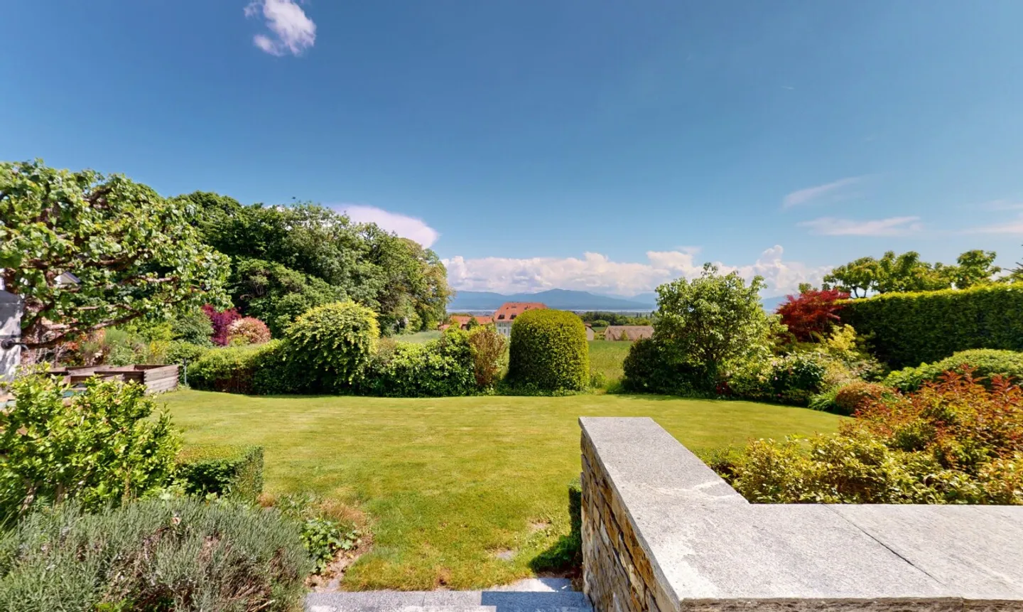 Fascino e spazio: casa con vista libera sul lago e sulle montagne - Foto 2 di 13