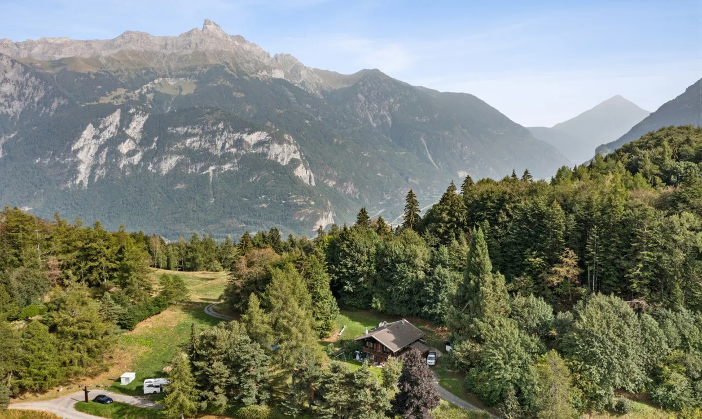 Les Giettes – Chalet de caractère sur un terrain d'exception - Photo 2 sur 11