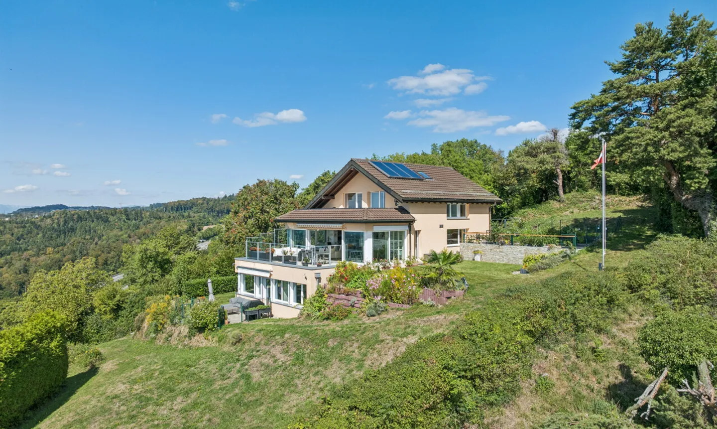 Magnificent individual villa with stunning lake view in Belmont - Photo 1 of 11