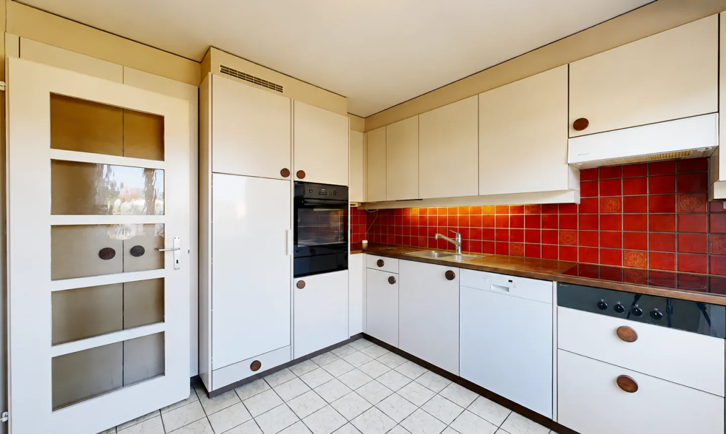 Semi-Detached House with Garden and Great Design Potential - Photo 5 of 11