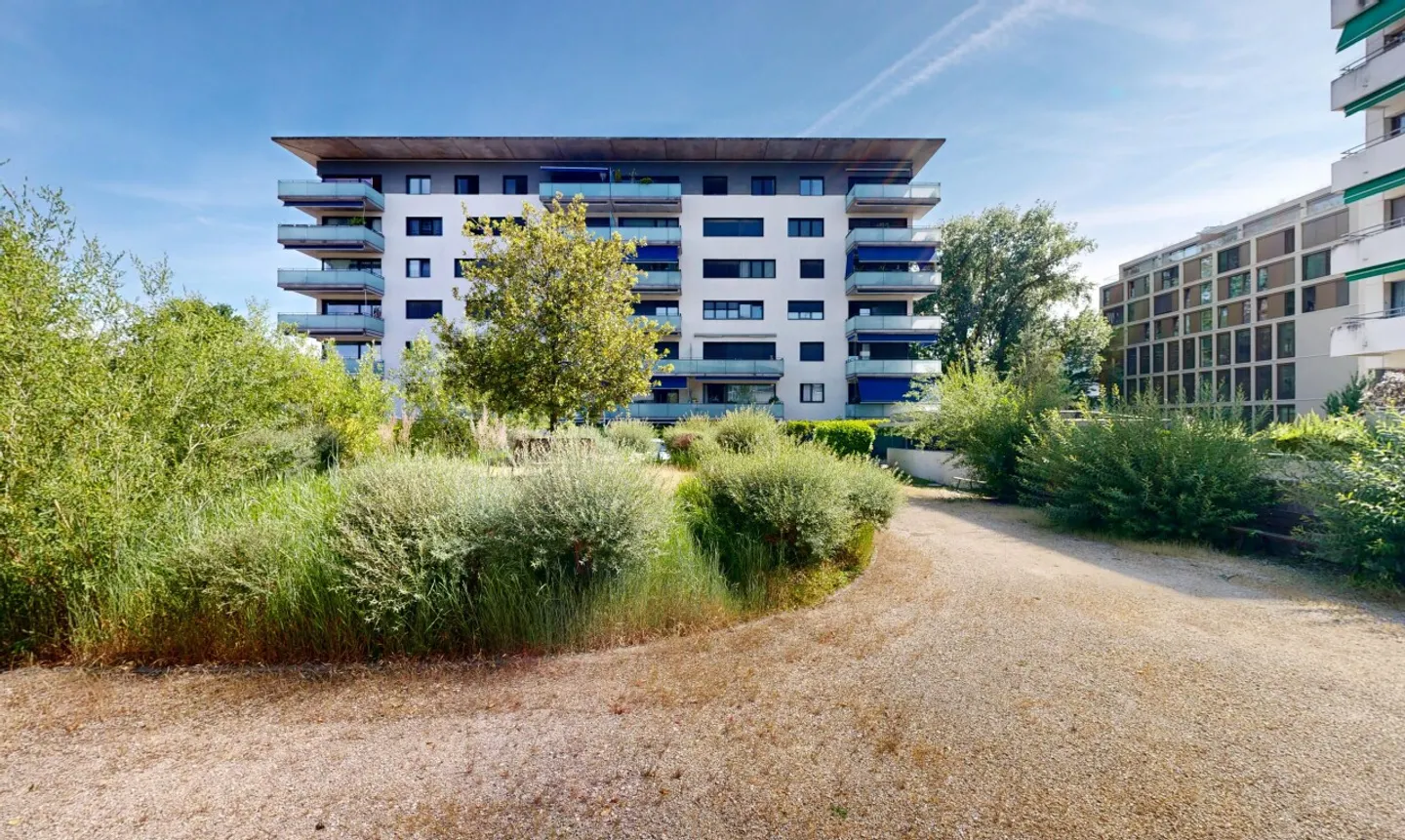 Spacious 5-room apartment in the heart of Grand-Lancy - Photo 1 of 11