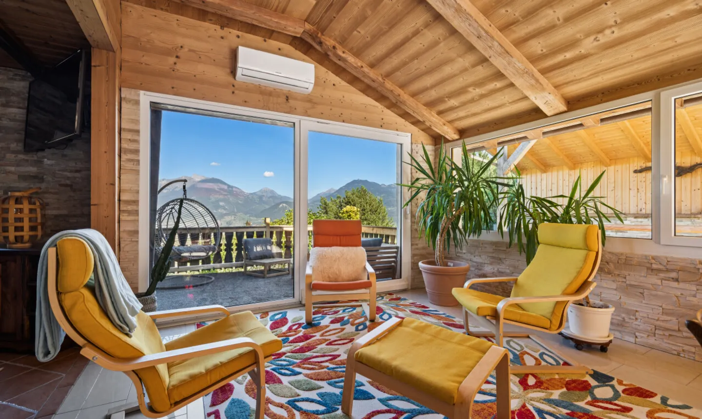 Chalet 8.5 + Studio und unverbauter Blick in einer gut gelegenen ruhigen Gegend - Foto 2 von 11