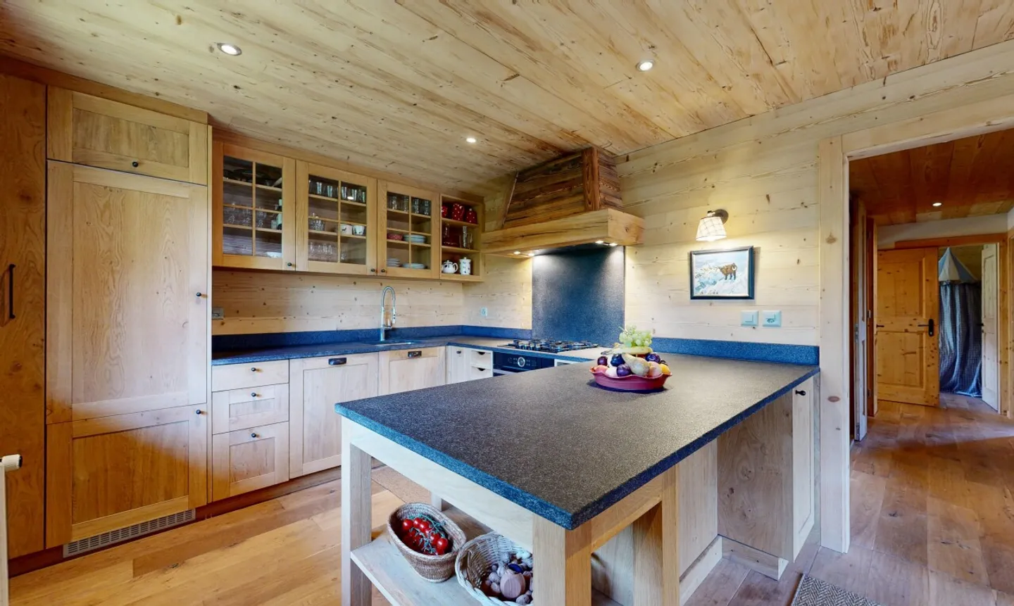 Exclusive: magnificent chalet with 2 apartments - Photo 3 of 11