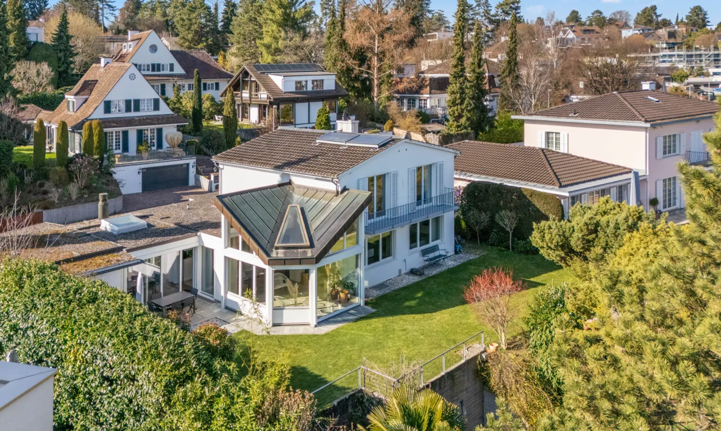 Exclusive villa with gallery, indoor pool and garden idyll - Photo 2 of 11