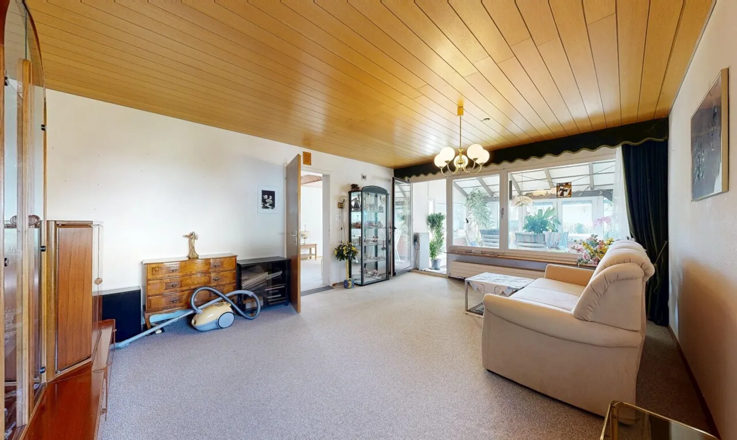 Charming Detached House with Garden - Photo 4 of 11