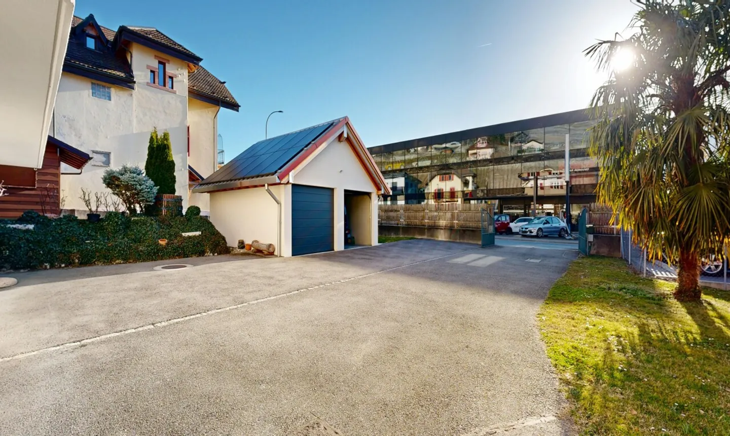 House in Aigle with 2 apartments, unobstructed view and great potential - Photo 2 of 11