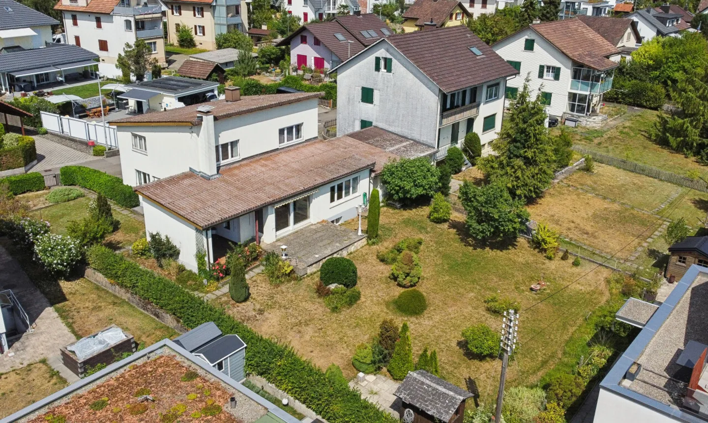 Grosszügiges Einfamilienhaus mit 2 Wohnungen und grossem Garten - Foto 3 di 11