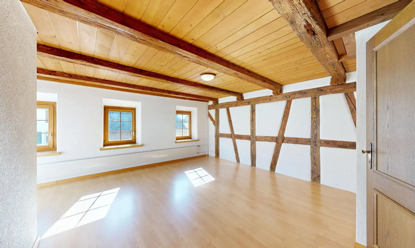 Incantevole casa con 4 camere e grande giardino separato - Foto 3 di 11