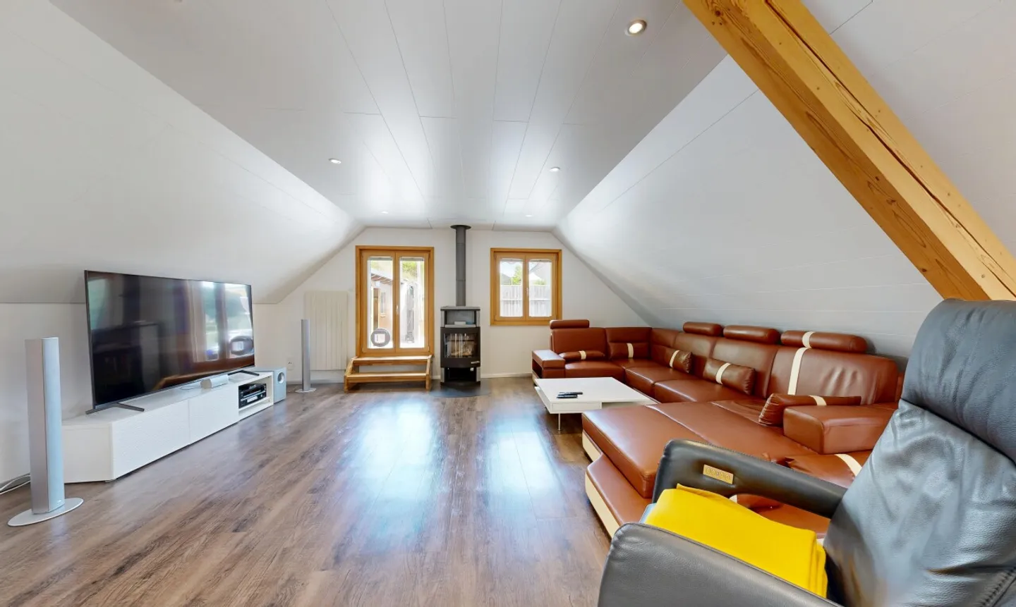 Detached house with plenty of space, surroundings and unobstructed views - Photo 3 of 11