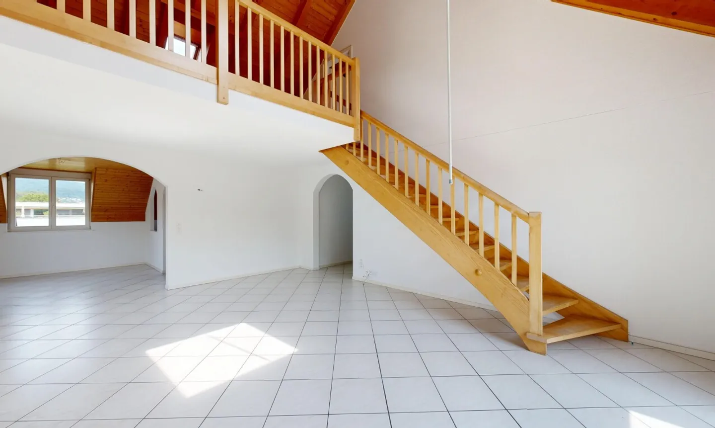 Maisonette spaziosa con galleria, vista sull'Aare e stufa svedese - Foto 1 di 11