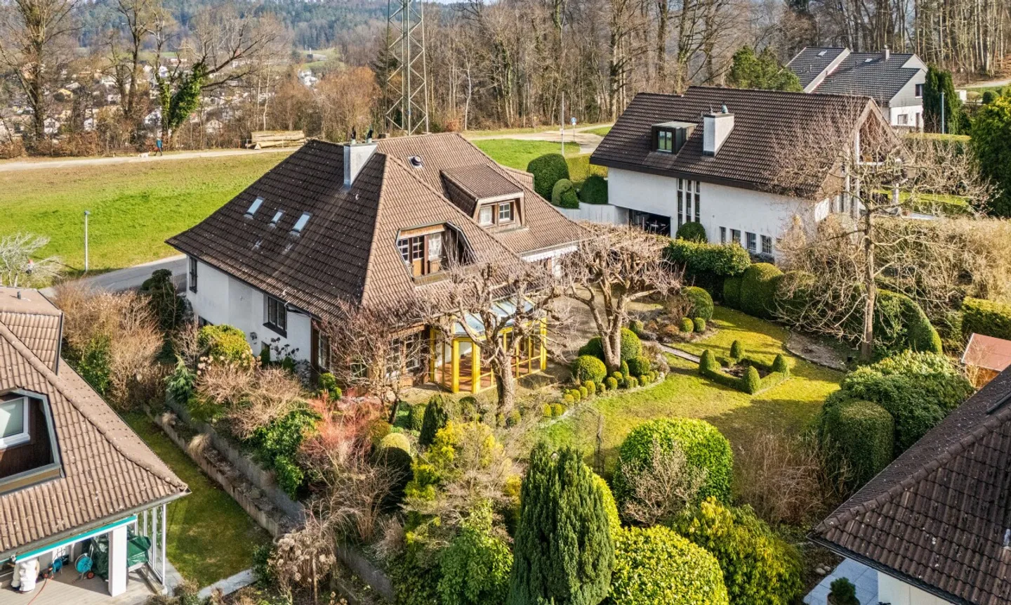 Freistehendes 6-Zimmer Einfamilienhaus mit grossem Garten - Foto 2 von 11