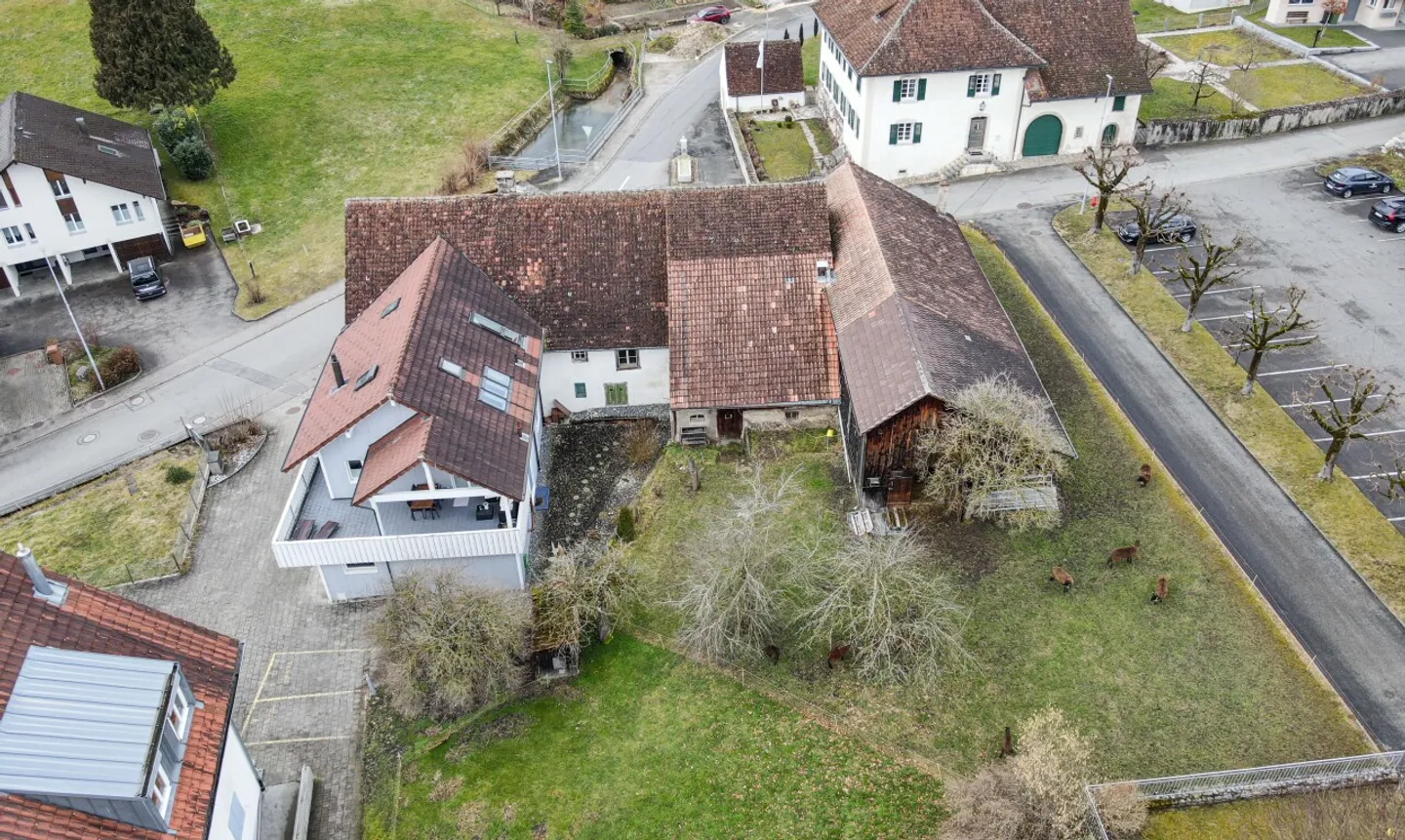 Ferme avec maison individuelle adjacente et beaucoup de terrain à bâtir inclus. - Photo 1 sur 11
