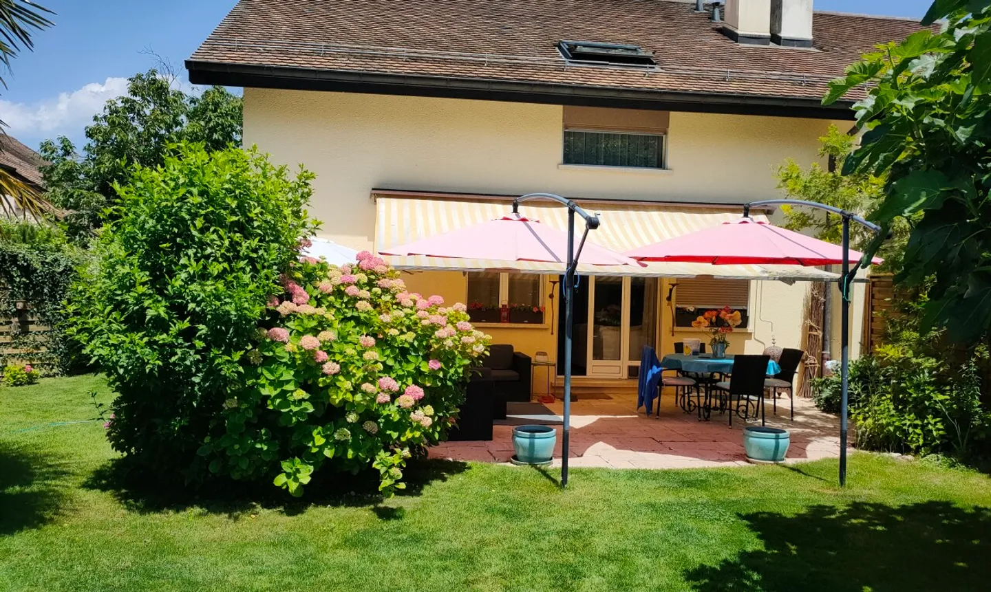 Magnificent family villa with pool and large garden - Photo 1 of 11