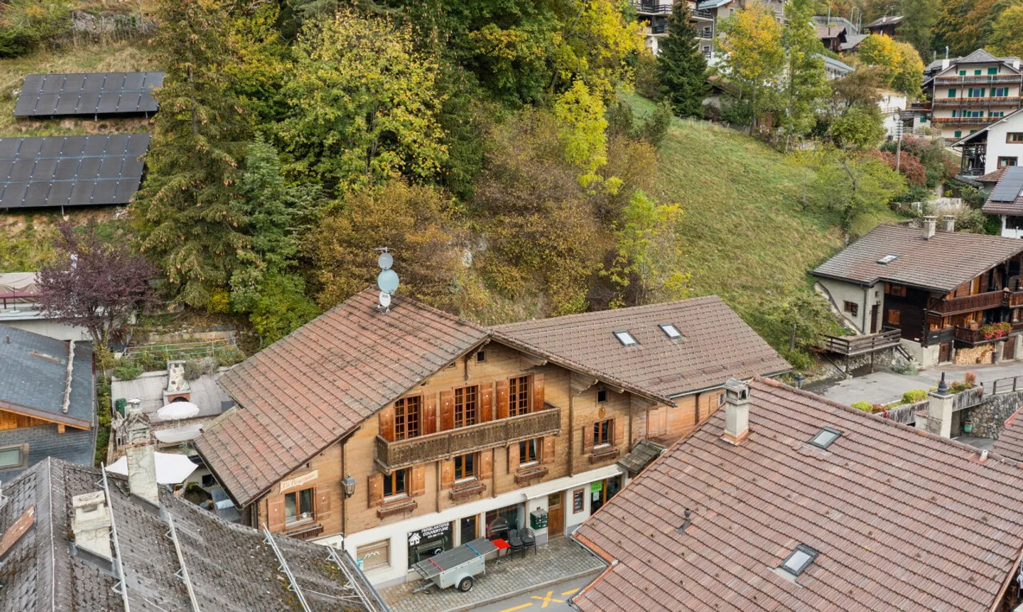 Building in the center of Gryon, great potential for your projects - Photo 1 of 11