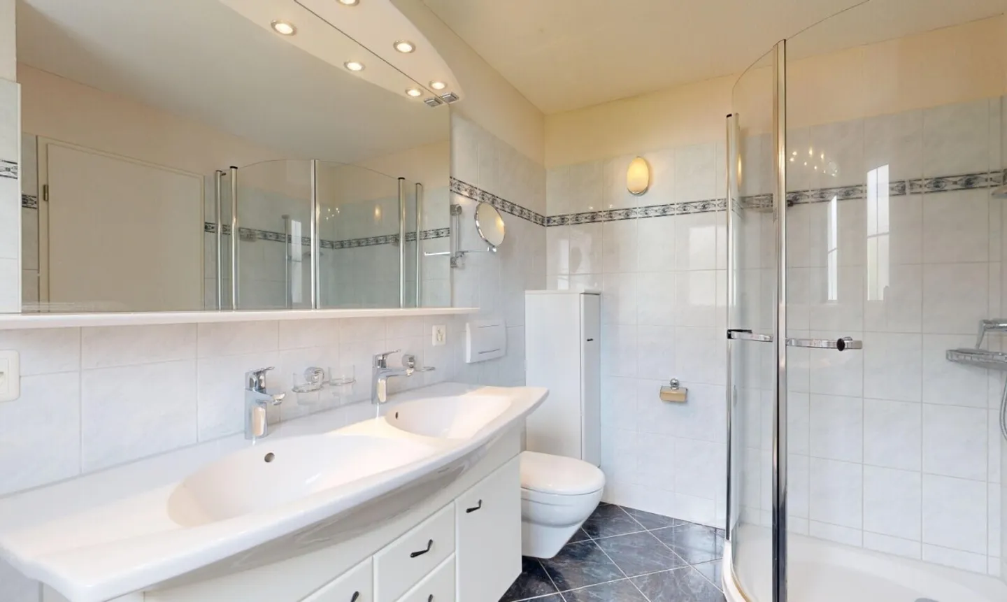 Well-maintained 6.5-room semi-detached house with large garden in Otelfingen - Photo 8 of 11