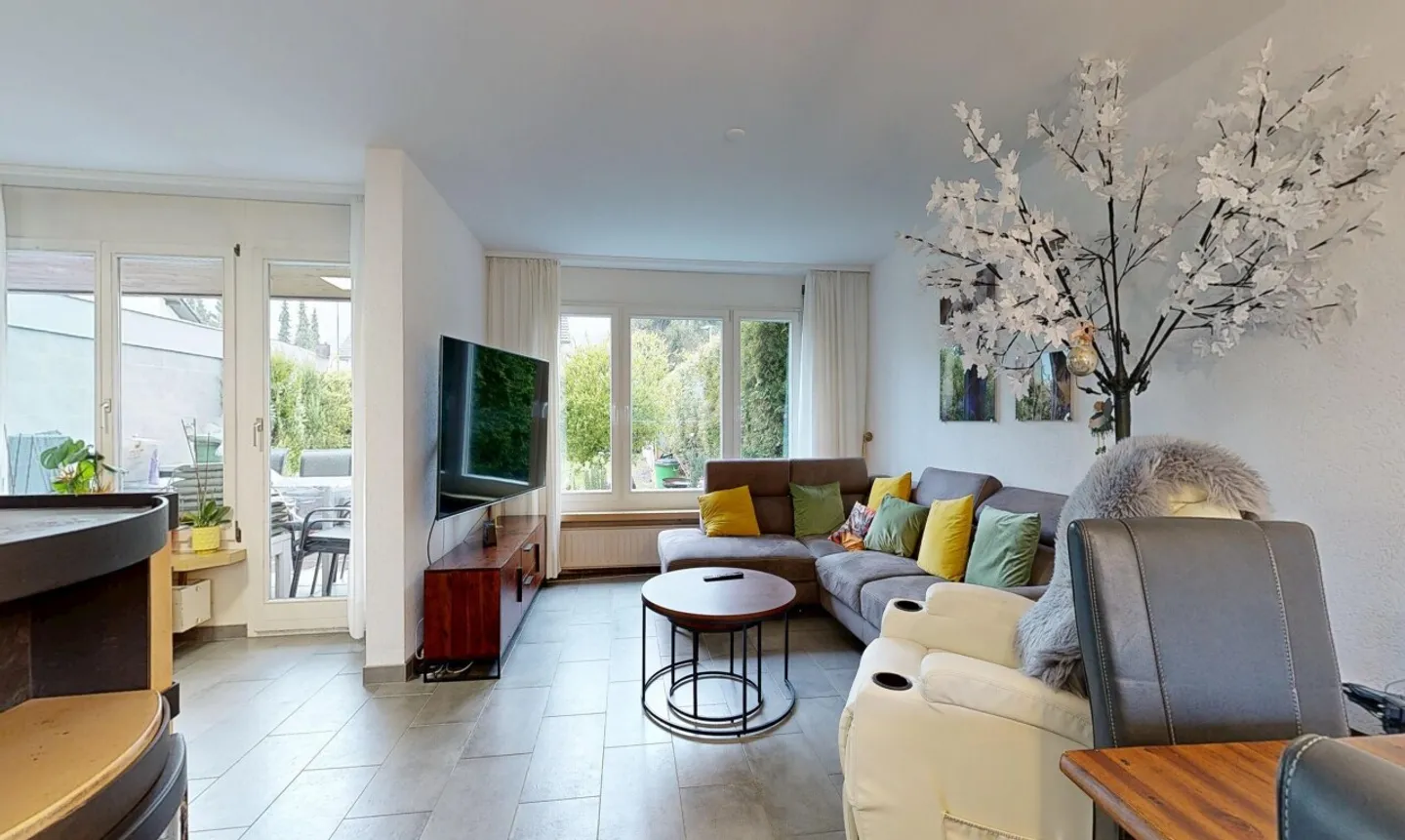 Casa bifamiliare ben tenuta di 5,5 locali con giardino a bassa manutenzione e garage - Foto 3 di 11