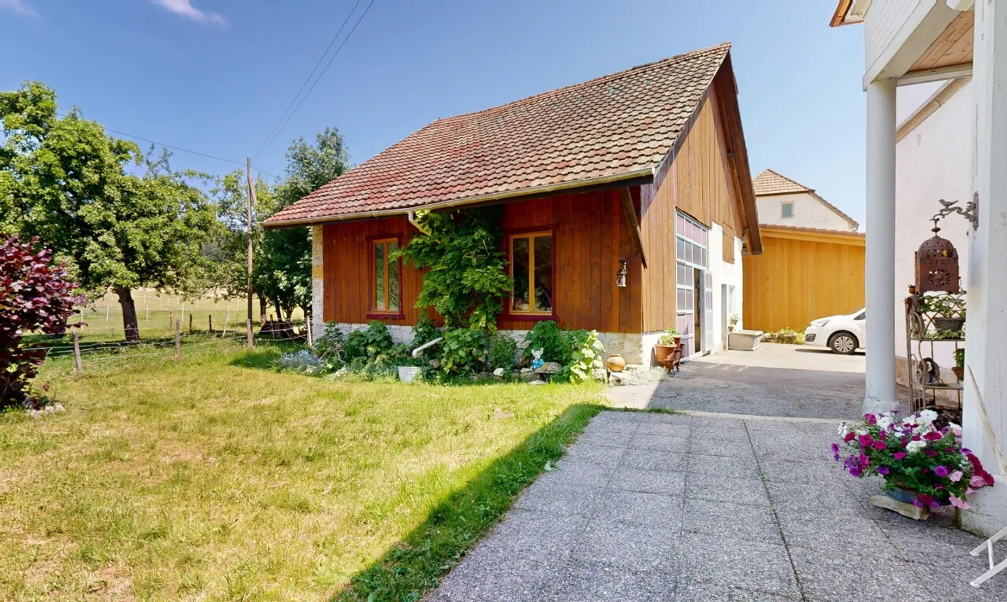 Maison familiale avec jardin - Photo 2 sur 13