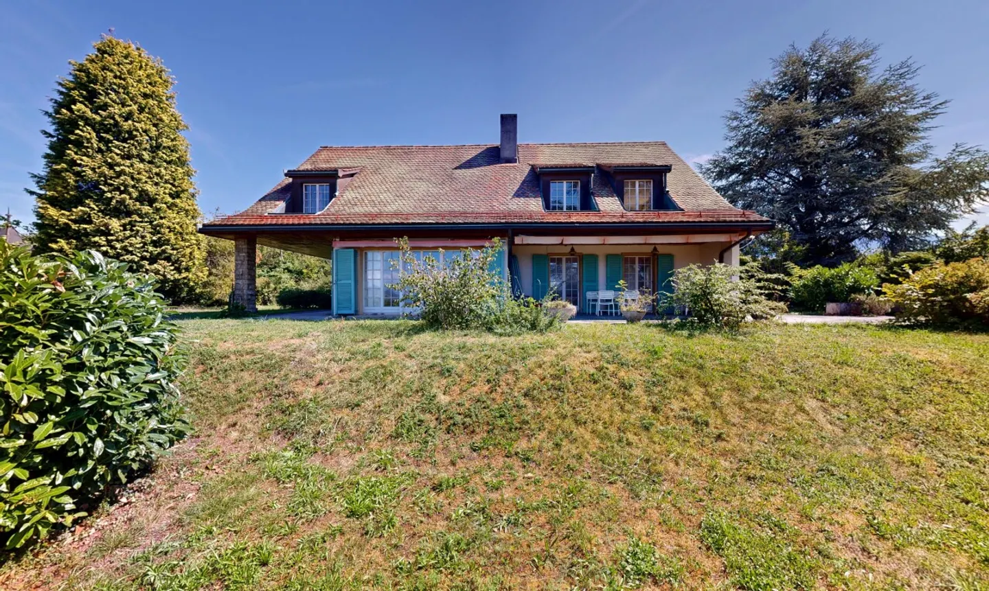 Exclusive: Family Villa with Great Potential - Photo 4 of 11