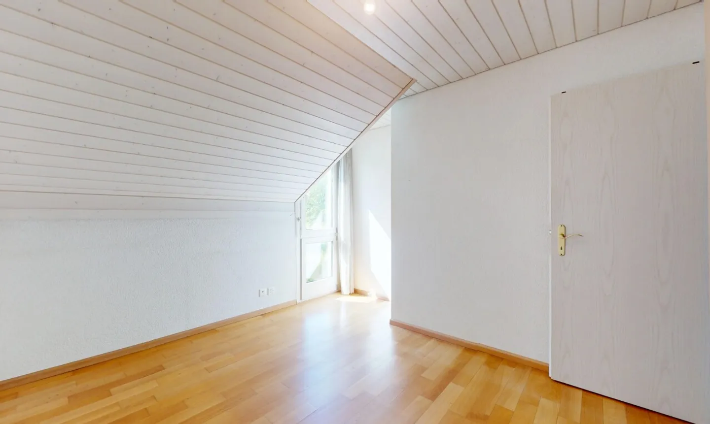 Casa unifamiliare luminosa con giardino idilliaco e garage separato - Foto 9 di 13