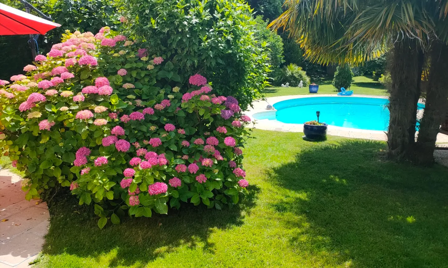 Magnificent family villa with pool and large garden - Photo 3 of 11