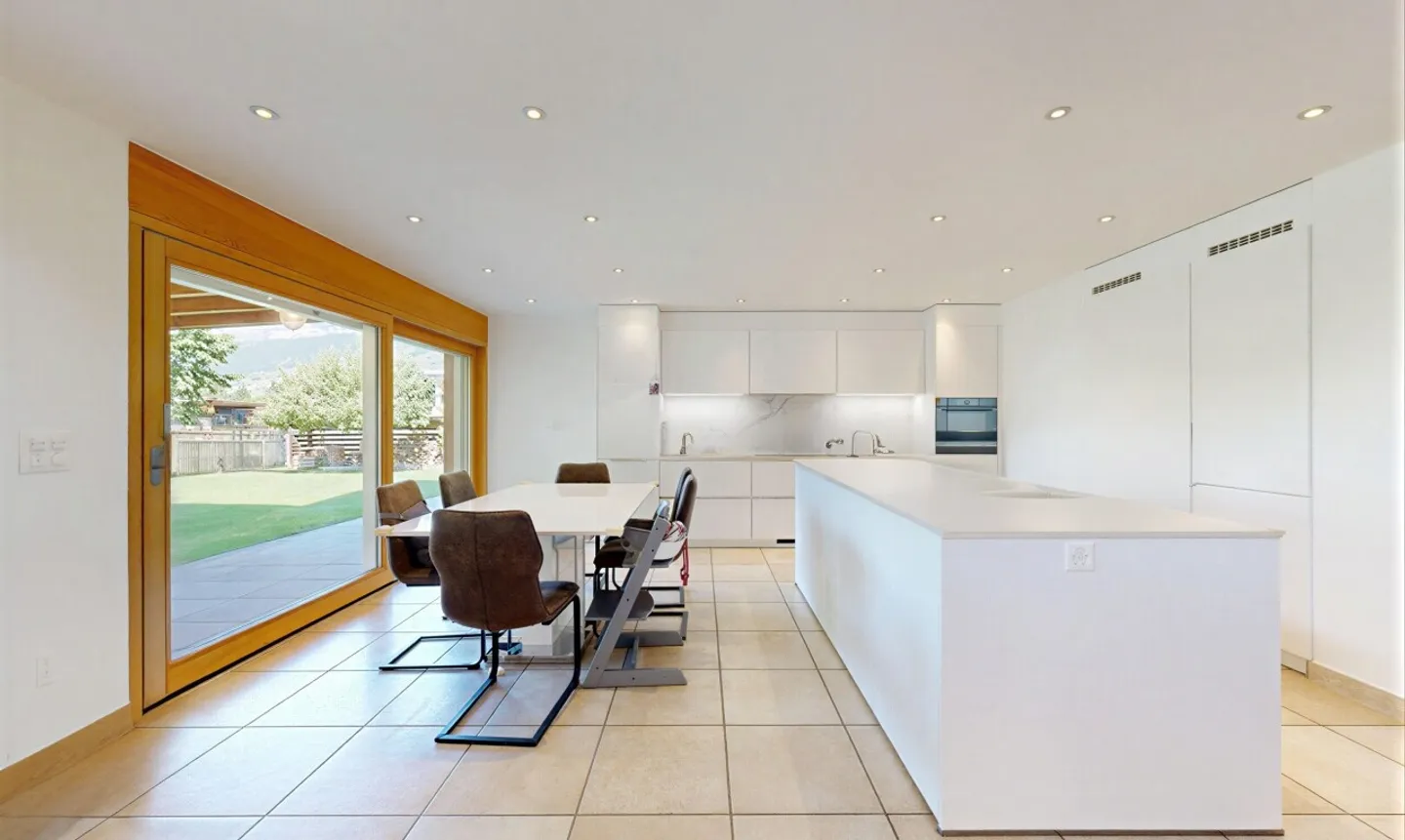 Spacious detached house with modern kitchen and large terrace - Photo 8 of 11
