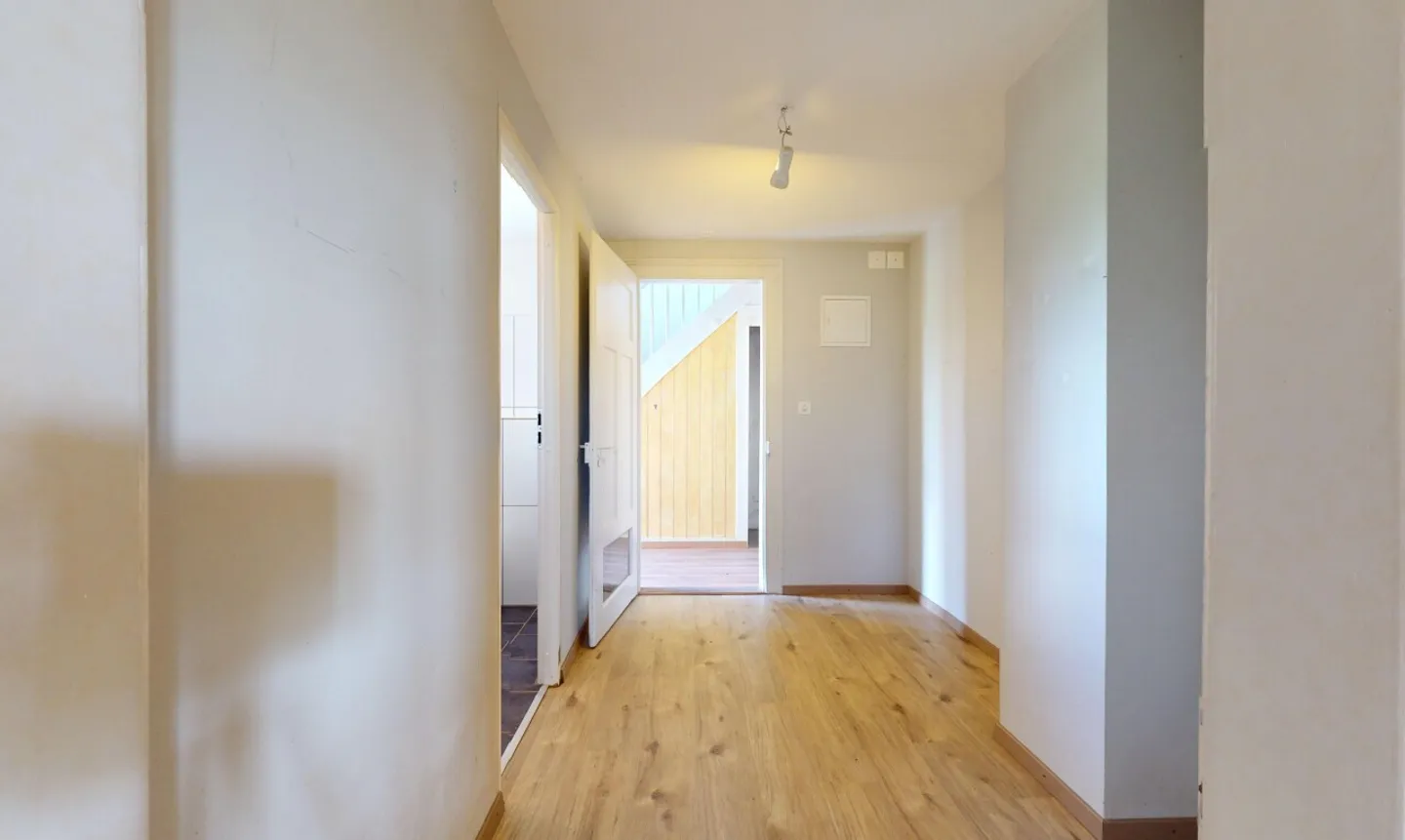 Maison bifamiliale dans la verdure avec un hangar de 400 m² utilisable commercialement - Photo 9 sur 13