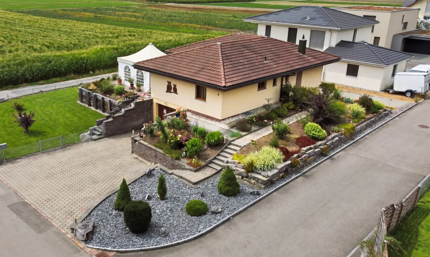 Grosszügiges 5-Zi-Einfamilienhaus mit grossem Grundstück und Weitsicht - Foto 2 di 11