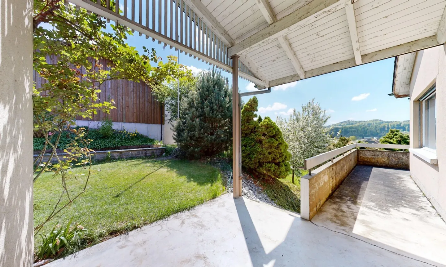 Maison individuelle avec beaucoup de potentiel dans un endroit ensoleillé à Madiswil - Photo 2 sur 11