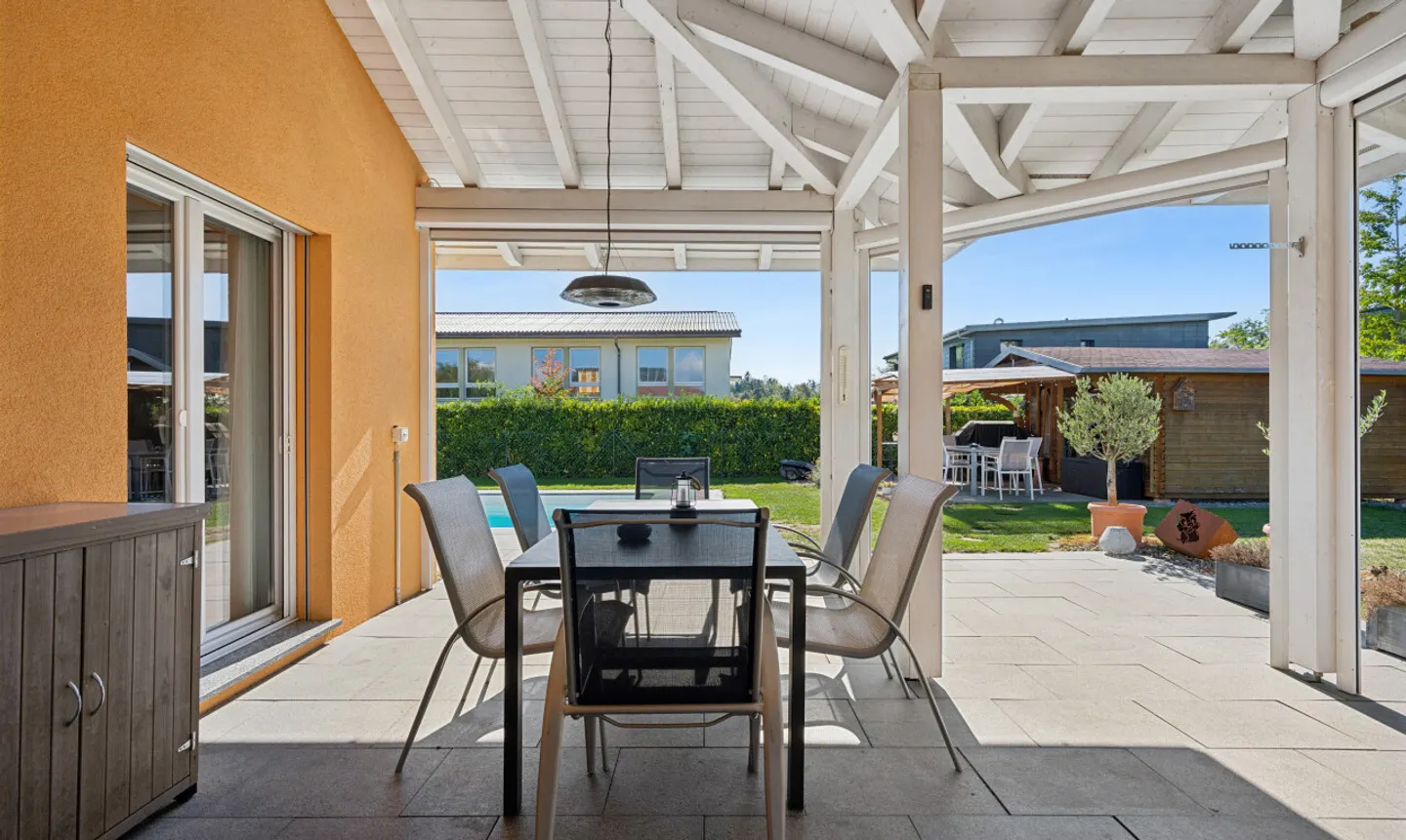 Family home with swimming pool on a 1,000 m² plot - Photo 10 of 11