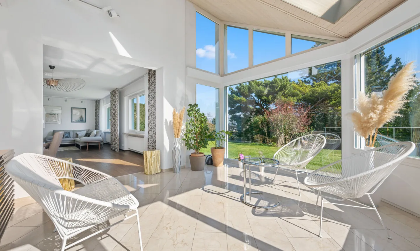 Exclusive villa with gallery, indoor pool and garden idyll - Photo 7 of 11