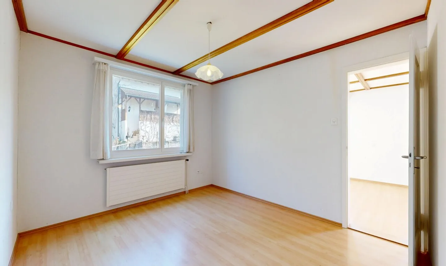 Charming 3.5-room single-family house with great potential in a quiet location - Photo 4 of 11