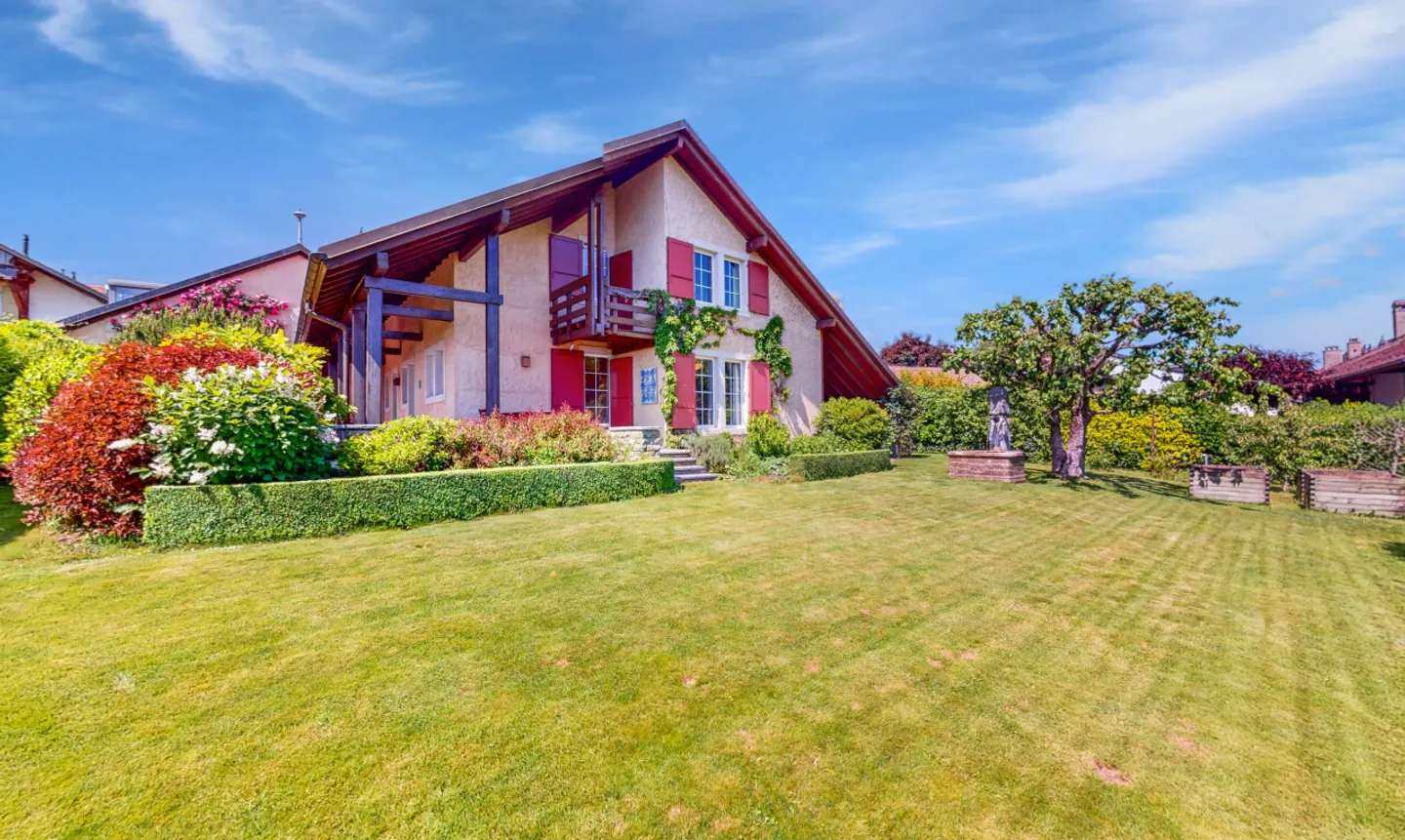 Fascino e spazio: casa con vista libera sul lago e sulle montagne - Foto 3 di 13