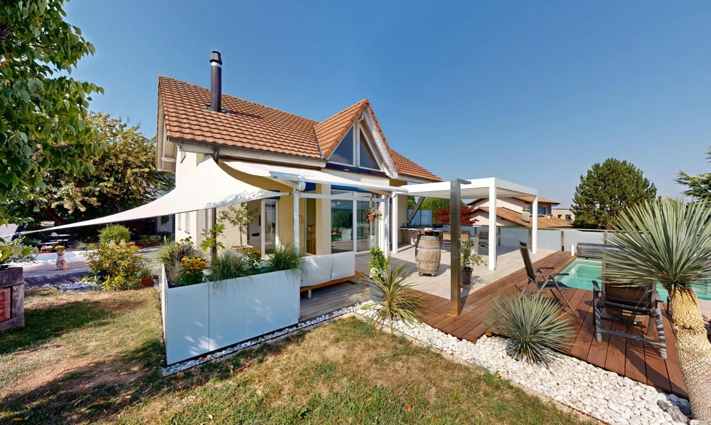 Élégante maison familiale avec piscine et jardin - Photo 1 of 11