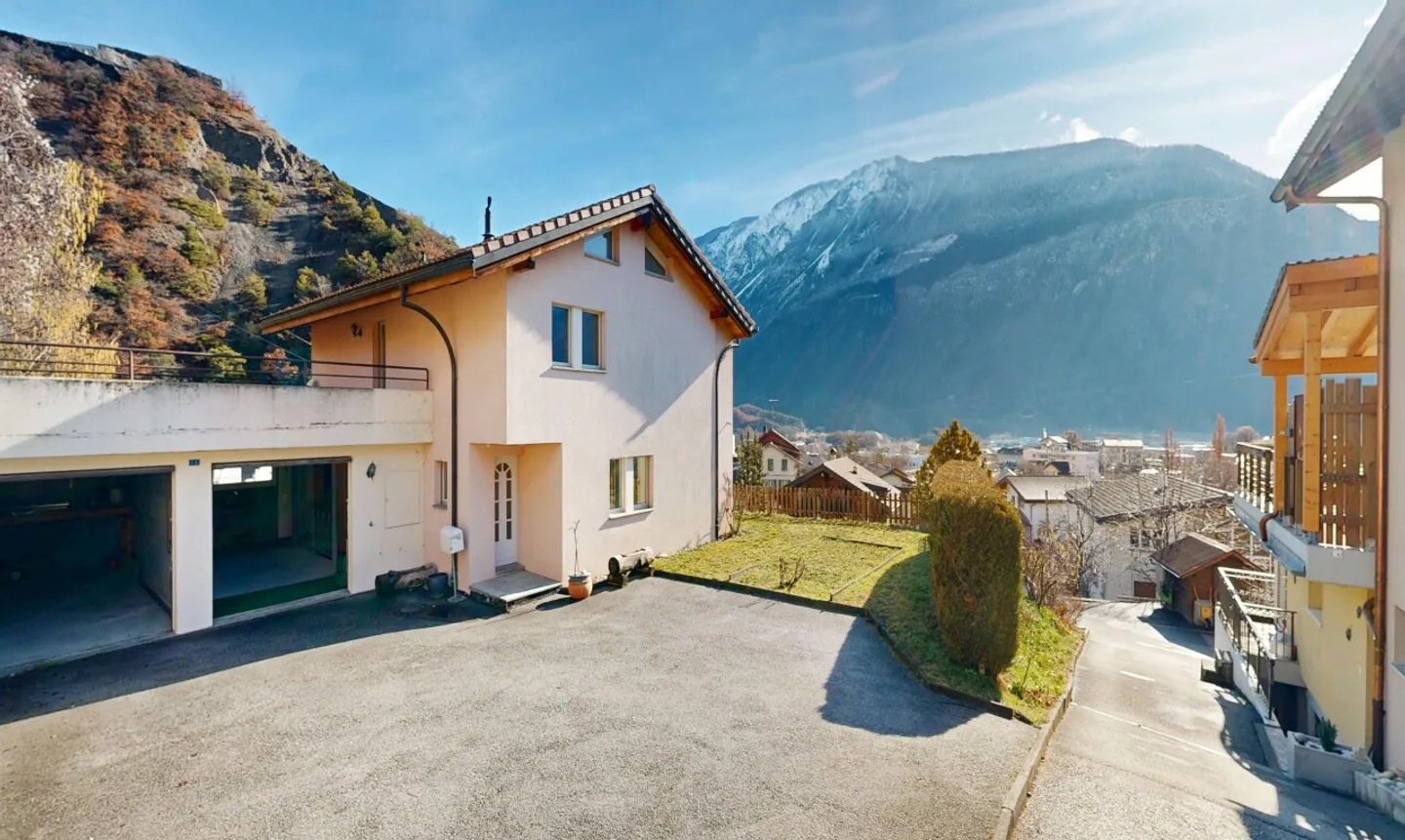 Villa indipendente con 6 stanze e terreno - Foto 3 di 11