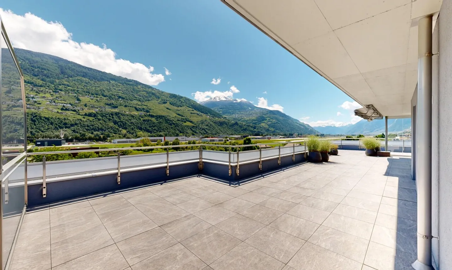 Exceptional penthouse with large terrace in Sion - Photo 2 of 11