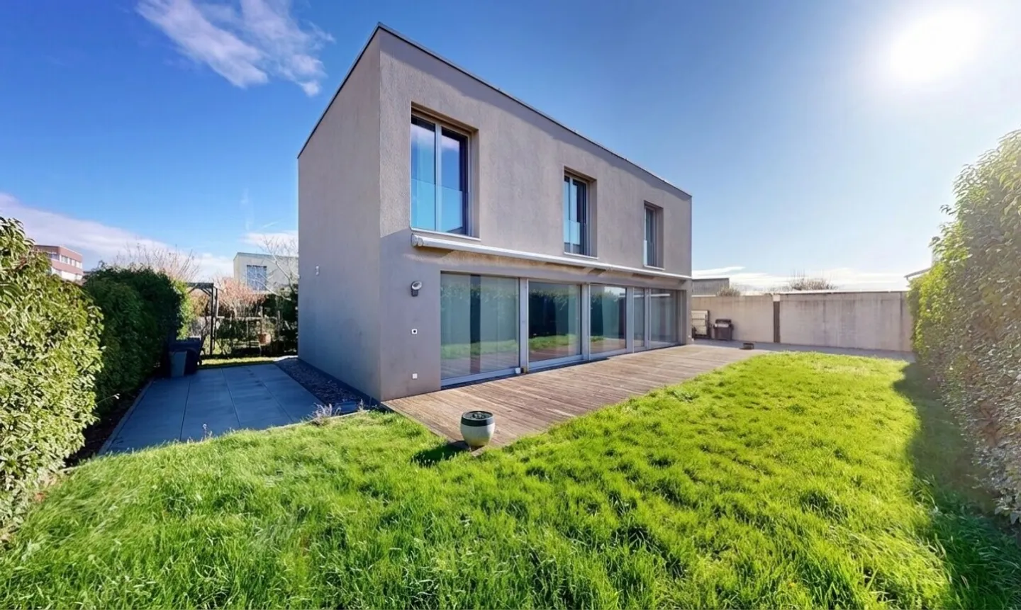 Bright contemporary villa close to the lake and amenities - Photo 1 of 13