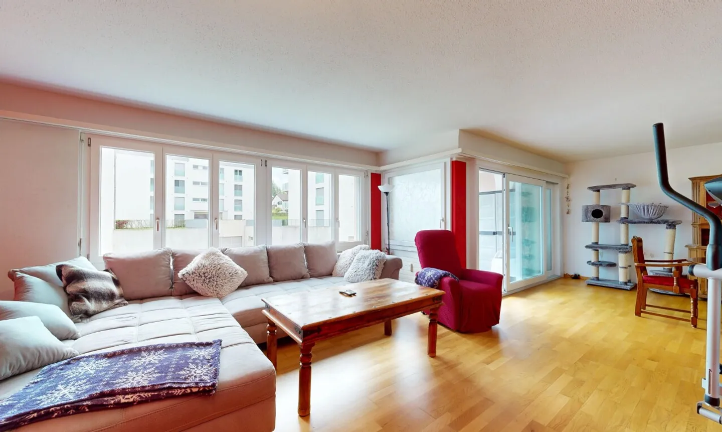 Spacious 4.5-room apartment with great potential in a quiet location - Photo 2 of 11
