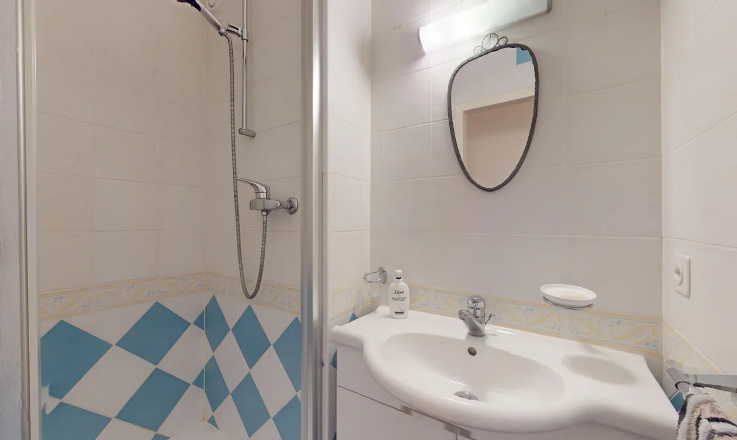 Surrounded by greenery - Photo 11 of 13