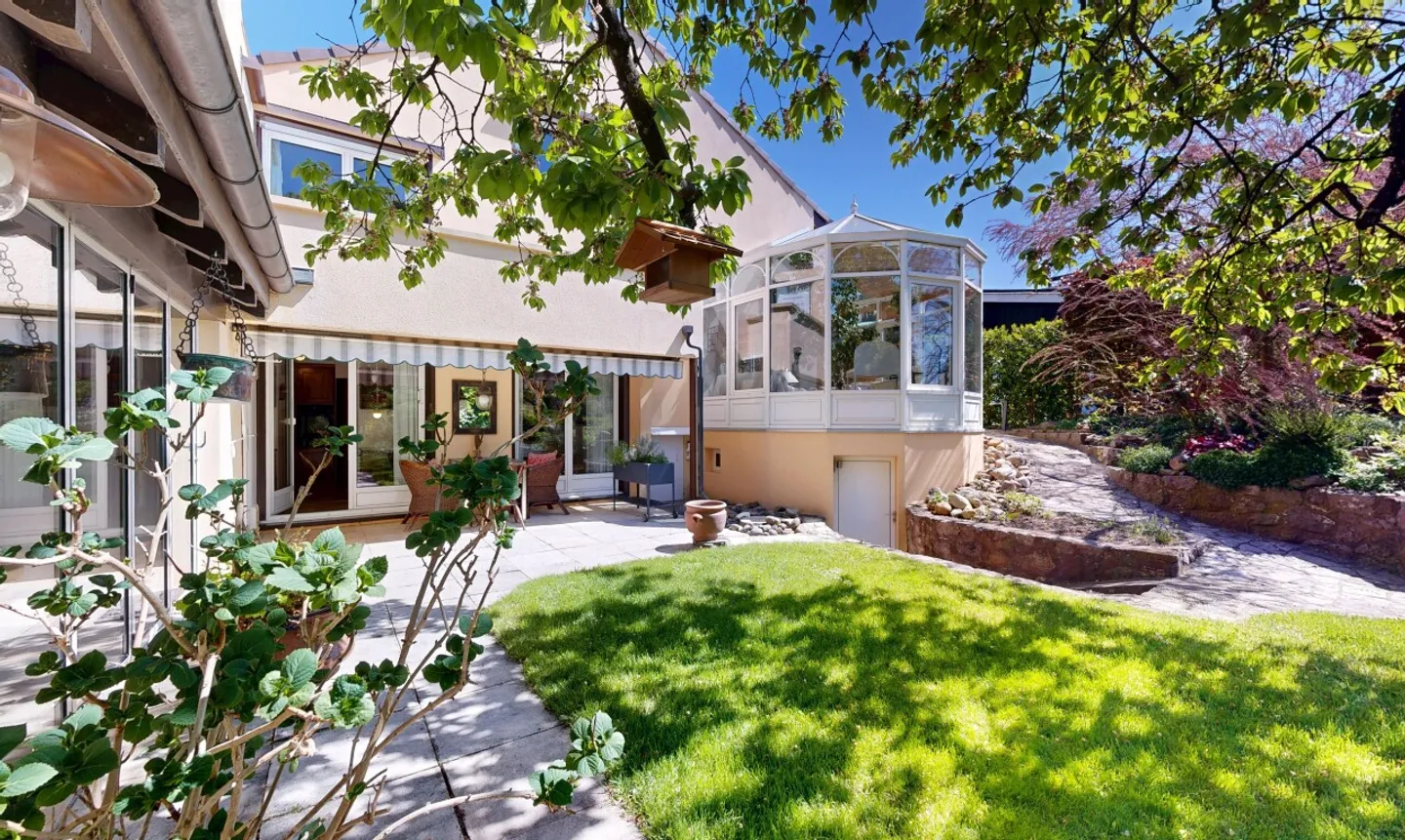 Architect-designed villa with large garden and unique potential! - Photo 1 of 11