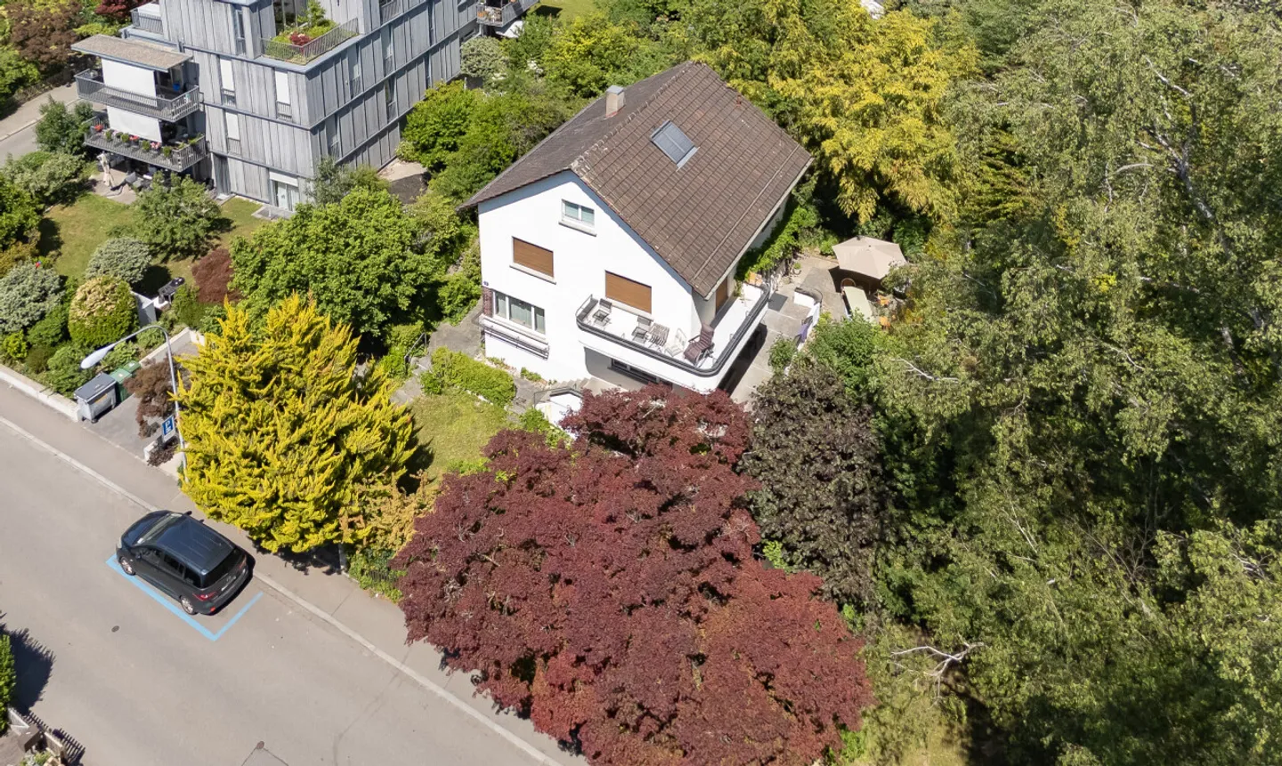 Rare Opportunity: 5.5-Room Single-Family House in Prime Location - Photo 3 of 7