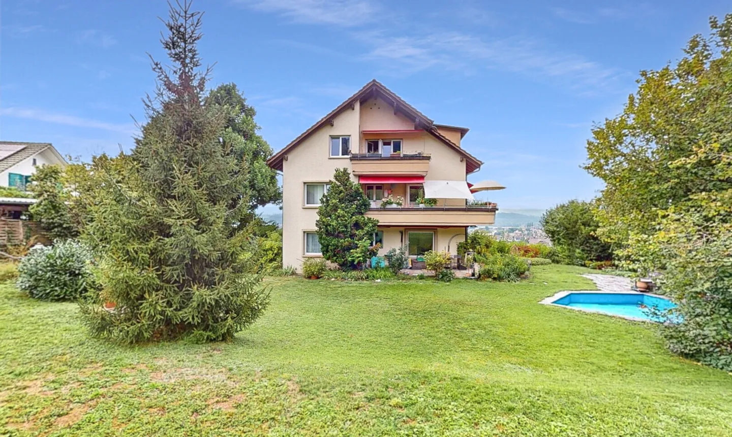 Maison multifamiliale avec grand terrain et potentiel de développement - Photo 3 sur 11