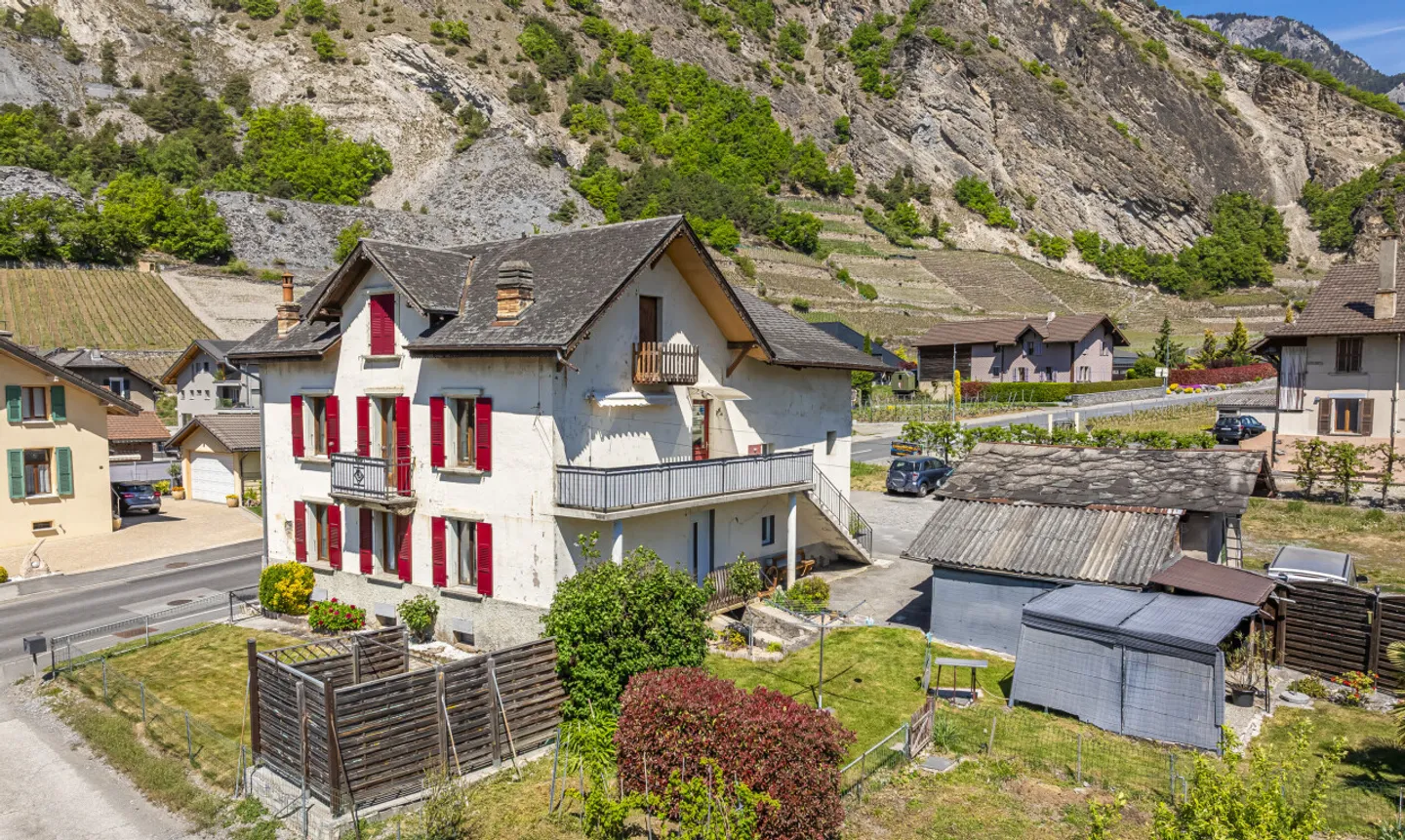 Opportunità Rara a Leytron: Casa di Villaggio con Molteplici Possibilità - Foto 3 di 11