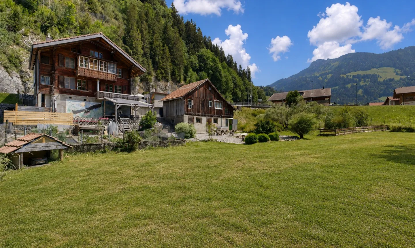 A charming chalet in a green setting - Photo 3 of 11