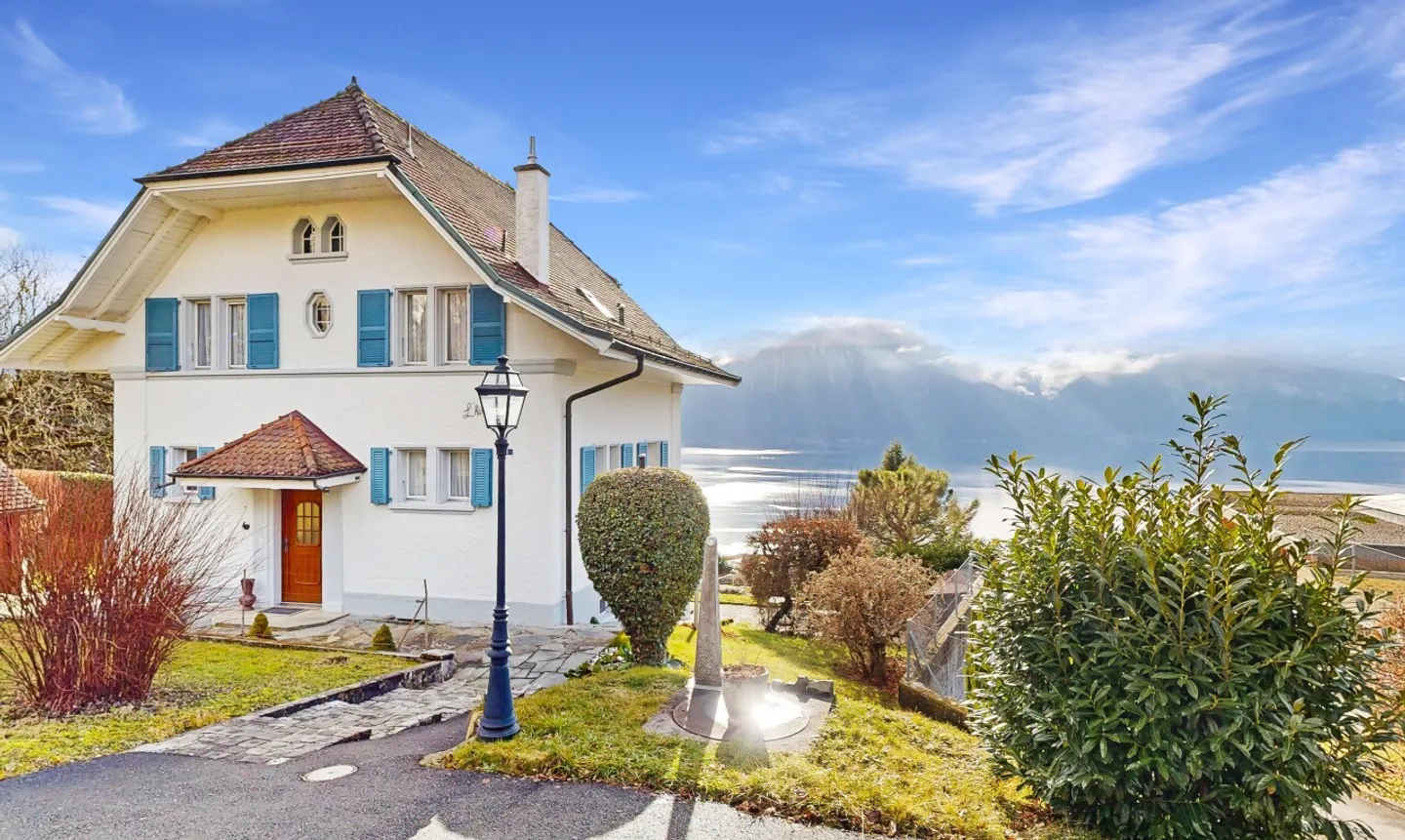 Superba villa con piscina e panorama unico sul lago e le Alpi - Foto 2 di 11