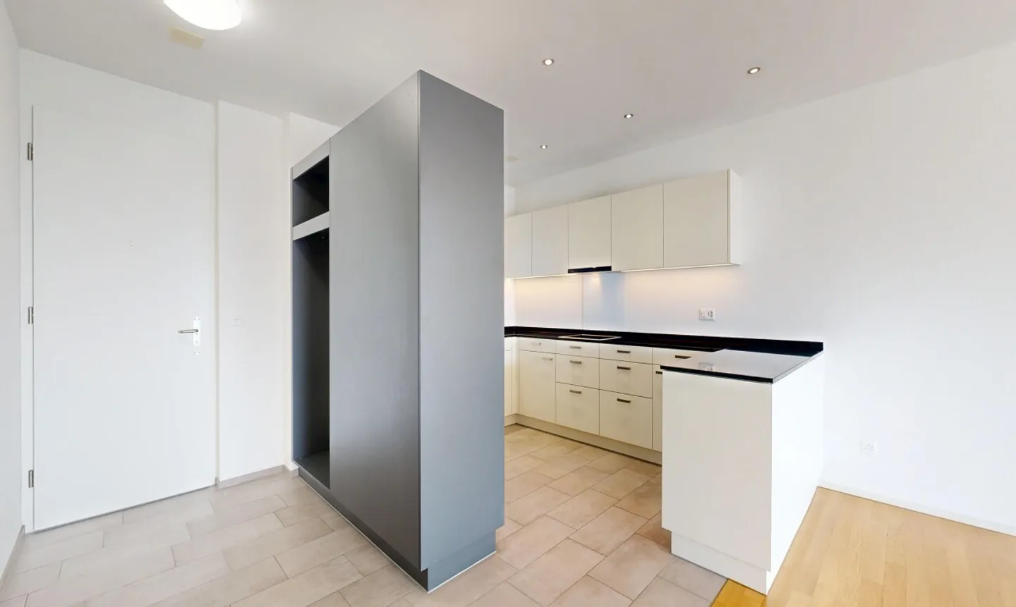 Appartamento moderno di 3,5 stanze con grande balcone e 2 posti auto - Foto 5 di 11