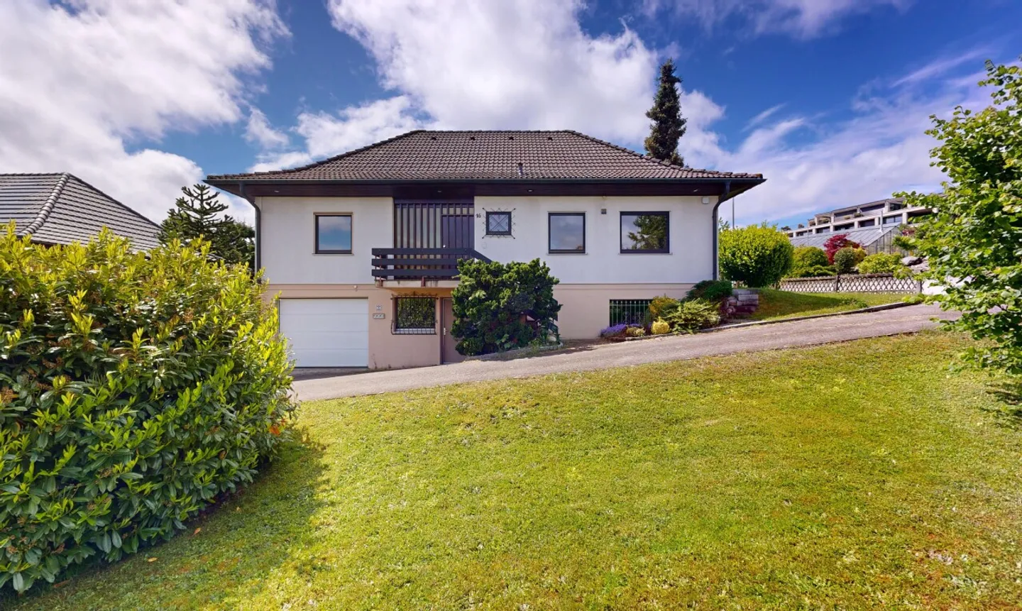 Affascinante casa con 6 camere in una posizione tranquilla e elevata - Foto 1 di 11
