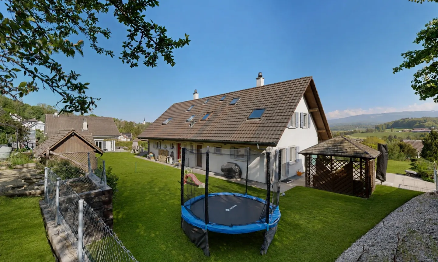 Villa jumelée pleine de charme, vue dégagée - Photo 2 sur 11
