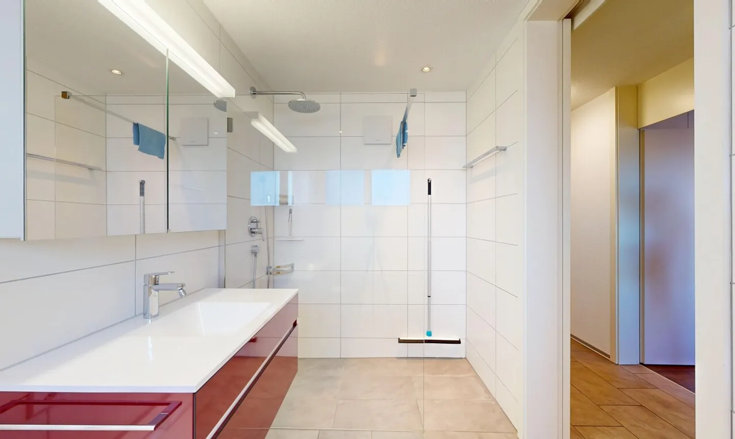 Moderno, luminoso e centralmente situato con bella vista - Foto 9 di 11