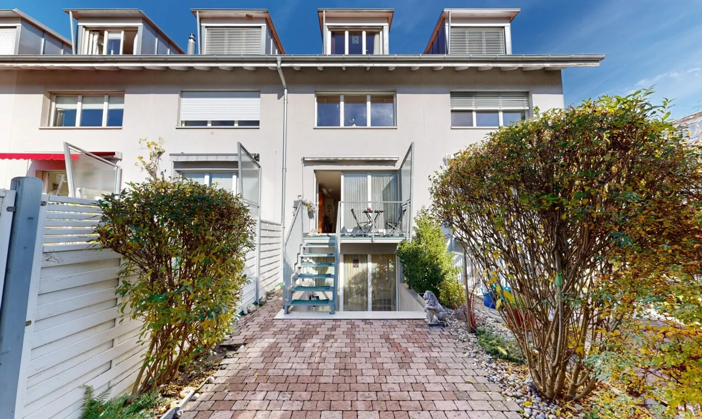 Casa a schiera spaziosa con galleria e materiali eleganti - Foto 1 di 11